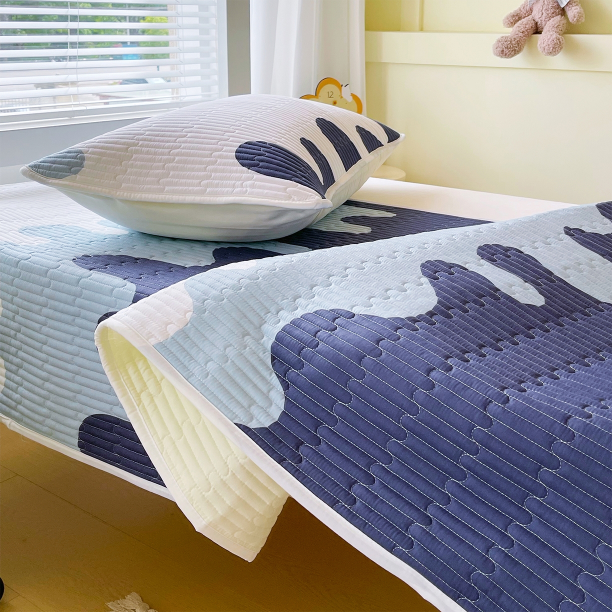 91家纺网 家纺一手货源 找家纺 金鑫汇家纺2025新款A类全棉学生宿舍床盖系列单品 奶油蓝