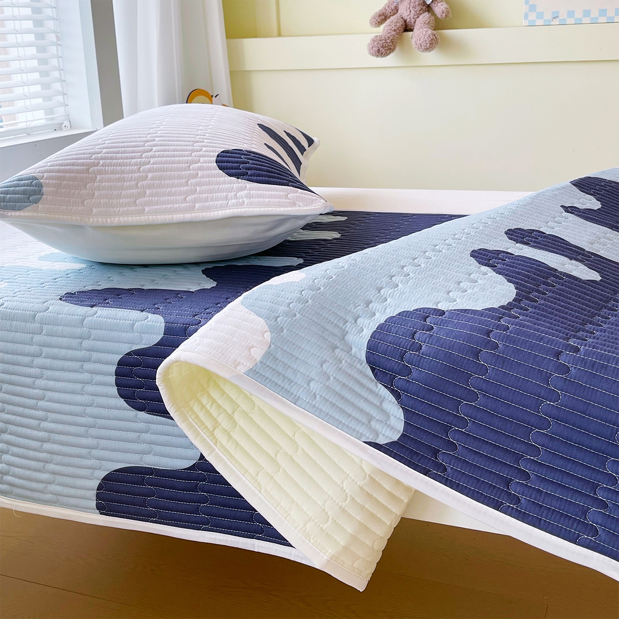 91家纺网 家纺一手货源 找家纺 金鑫汇家纺2025新款A类全棉学生宿舍床盖系列单品 奶油蓝