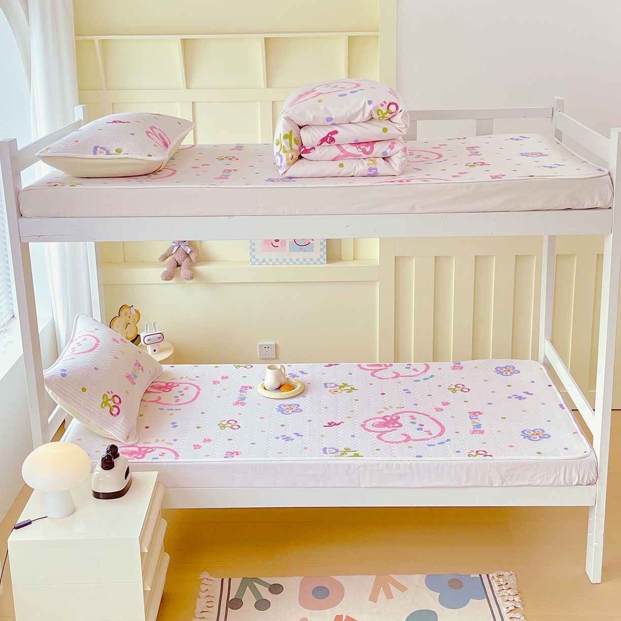 91家纺网 家纺一手货源 找家纺 金鑫汇家纺2025新款A类全棉学生宿舍床盖系列单品 奇趣小兔