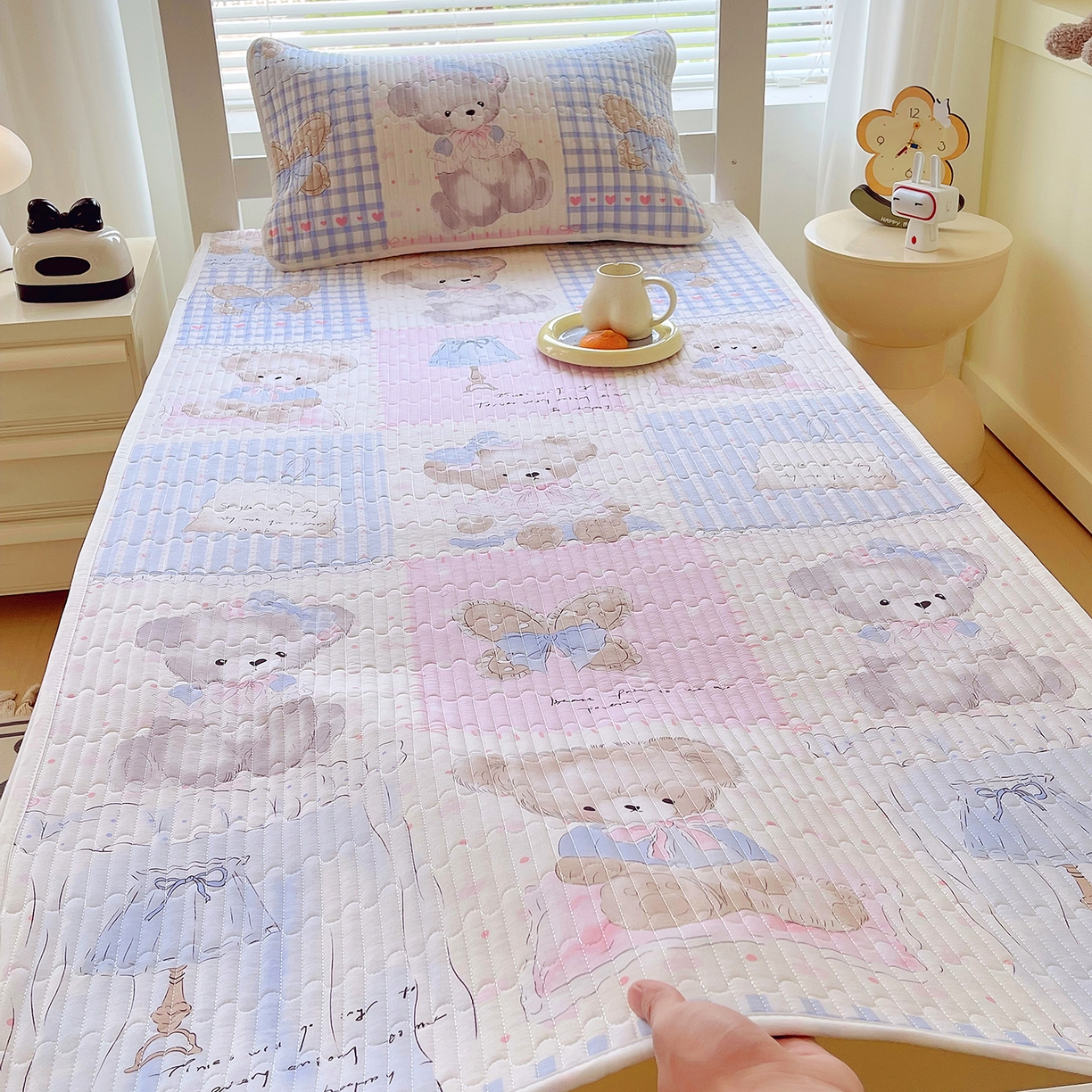 91家纺网 家纺一手货源 找家纺 金鑫汇家纺2025新款A类全棉学生宿舍床盖系列单品 熊熊精灵