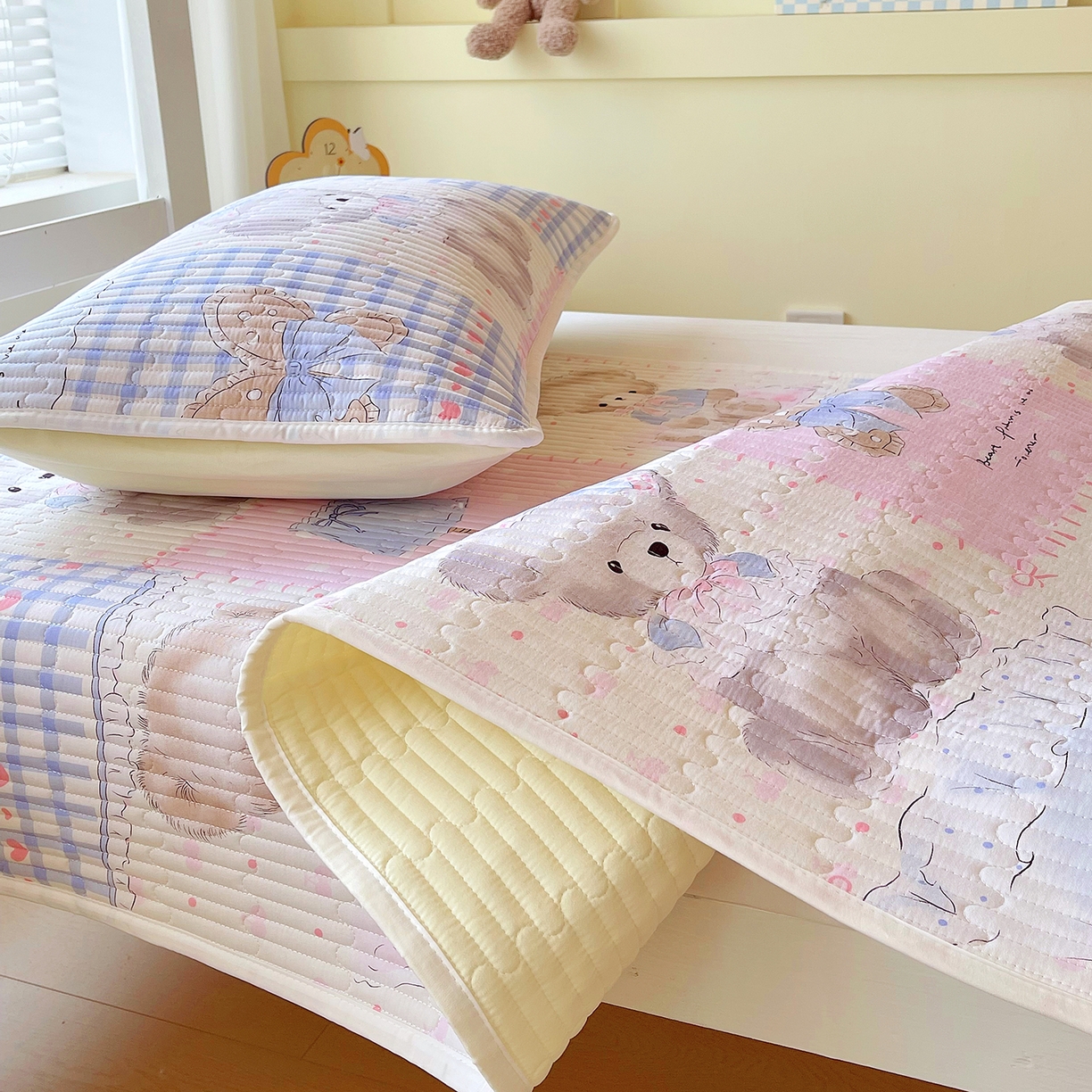 91家纺网 家纺一手货源 找家纺 金鑫汇家纺2025新款A类全棉学生宿舍床盖系列单品 熊熊精灵