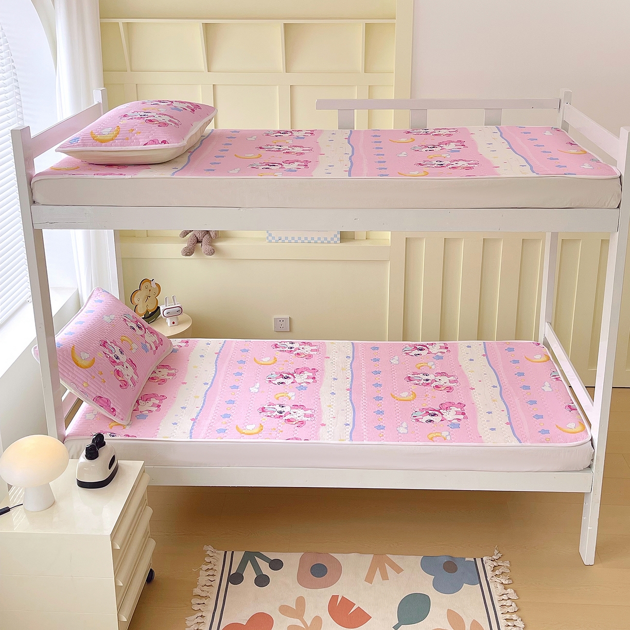 91家纺网 家纺一手货源 找家纺 金鑫汇家纺2025新款A类全棉学生宿舍床盖系列单品 小马莉尔