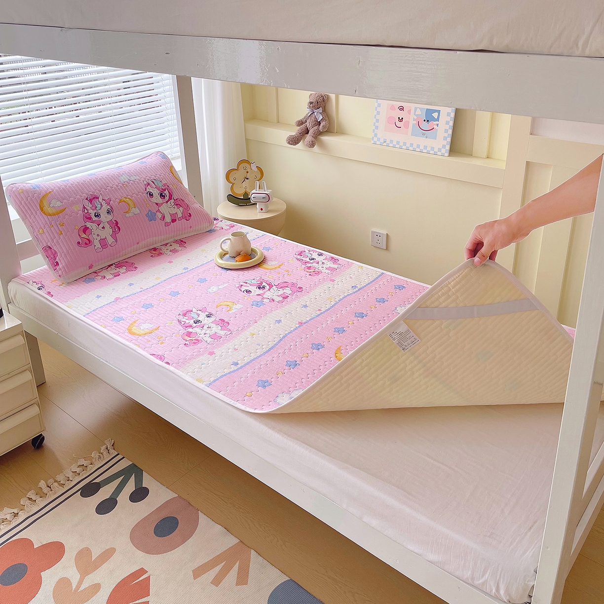 91家纺网 家纺一手货源 找家纺 金鑫汇家纺2025新款A类全棉学生宿舍床盖系列单品 小马莉尔