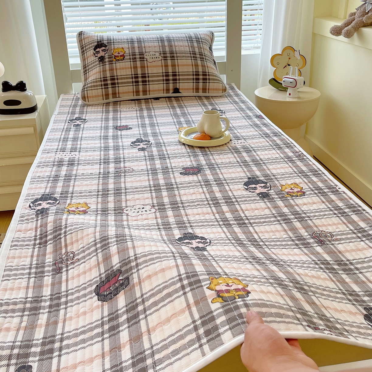 91家纺网 家纺一手货源 找家纺 金鑫汇家纺2025新款A类全棉学生宿舍床盖系列单品 无畏申公豹·咖