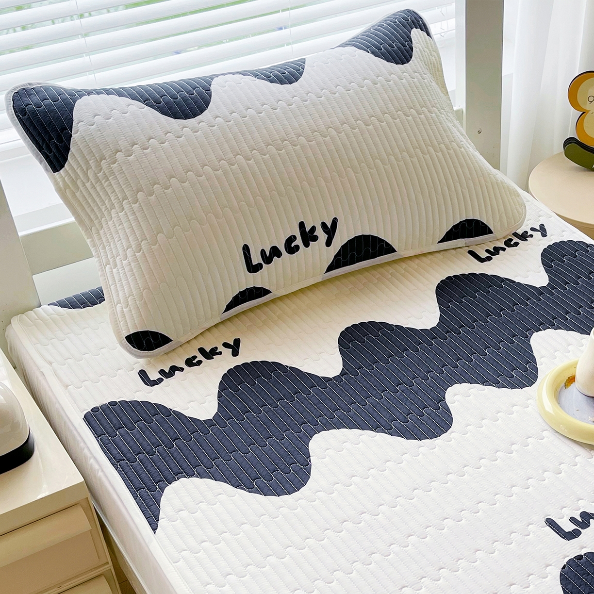 91家纺网 家纺一手货源 找家纺 金鑫汇家纺2025新款A类学生宿舍枕套系列单品 波浪世界