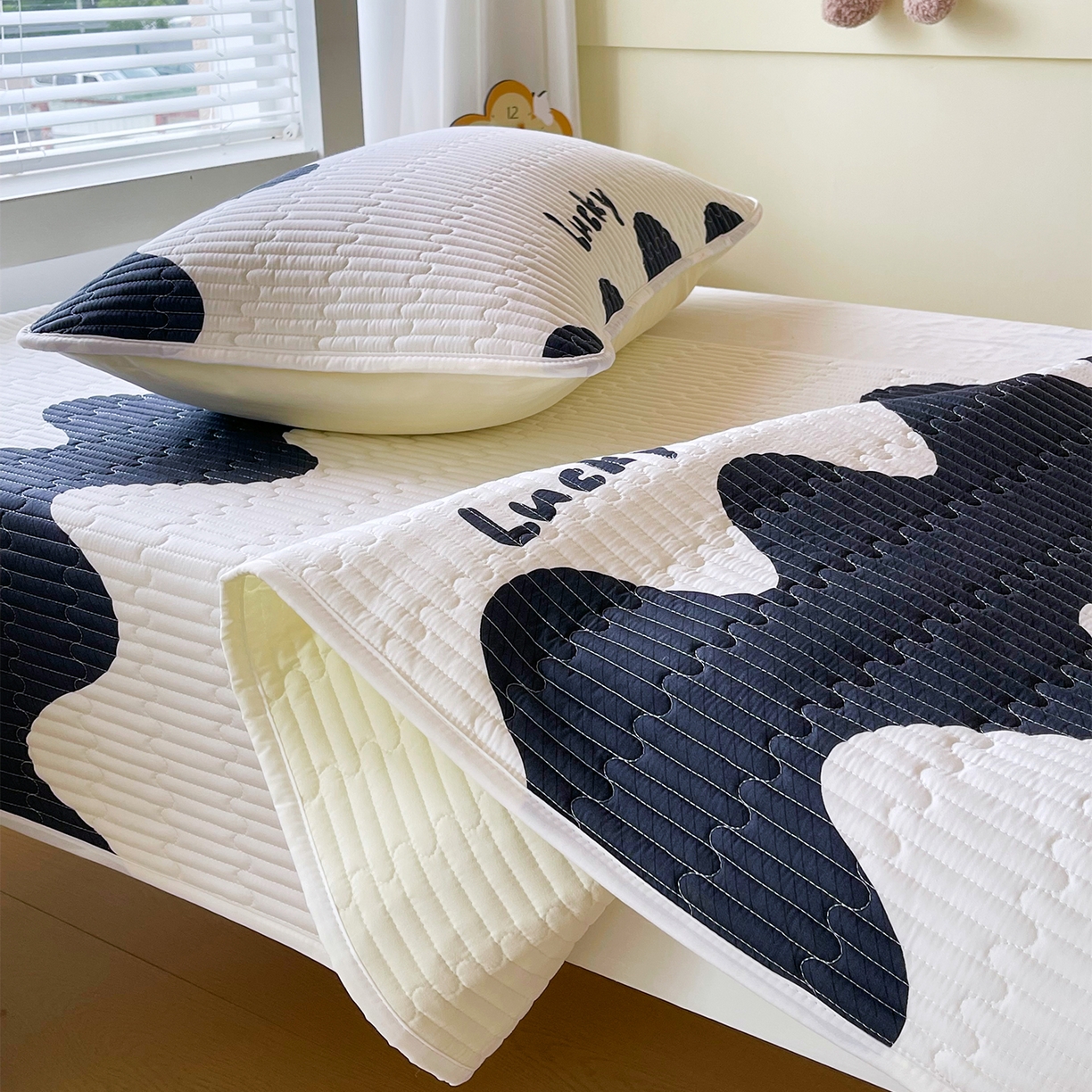 91家纺网 家纺一手货源 找家纺 金鑫汇家纺2025新款A类学生宿舍枕套系列单品 波浪世界