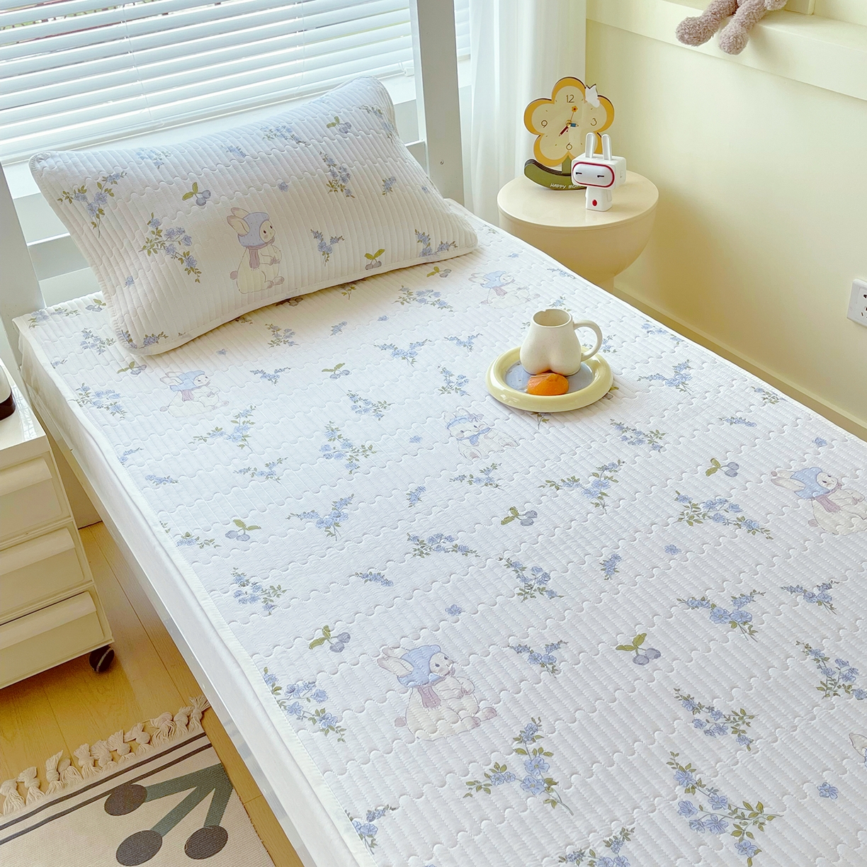 91家纺网 家纺一手货源 找家纺 金鑫汇家纺2025新款A类学生宿舍枕套系列单品 花丛兔