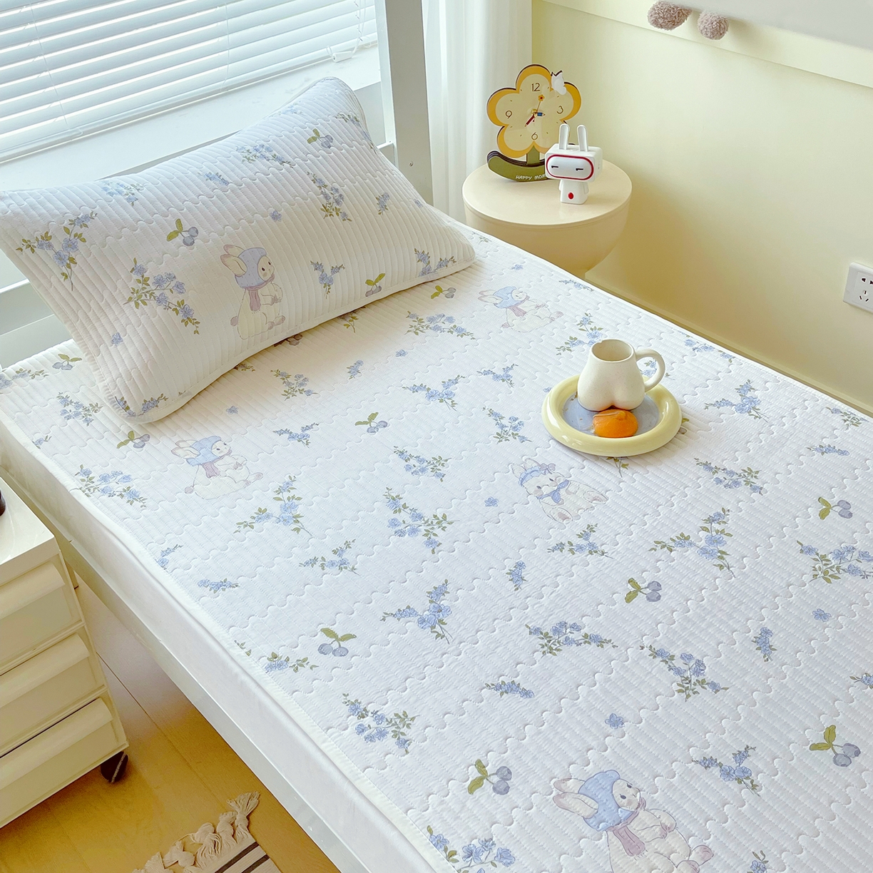 91家纺网 家纺一手货源 找家纺 金鑫汇家纺2025新款A类学生宿舍枕套系列单品 花丛兔