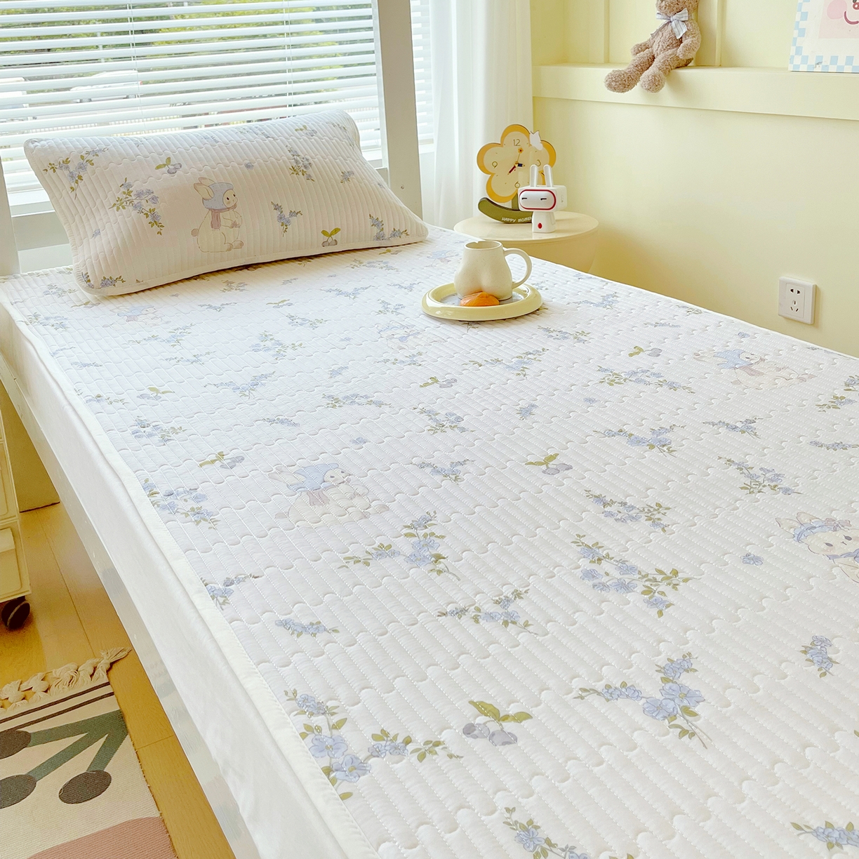 91家纺网 家纺一手货源 找家纺 金鑫汇家纺2025新款A类学生宿舍枕套系列单品 花丛兔