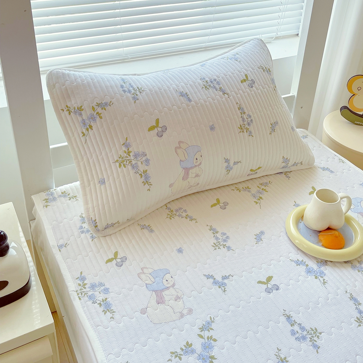 91家纺网 家纺一手货源 找家纺 金鑫汇家纺2025新款A类学生宿舍枕套系列单品 花丛兔