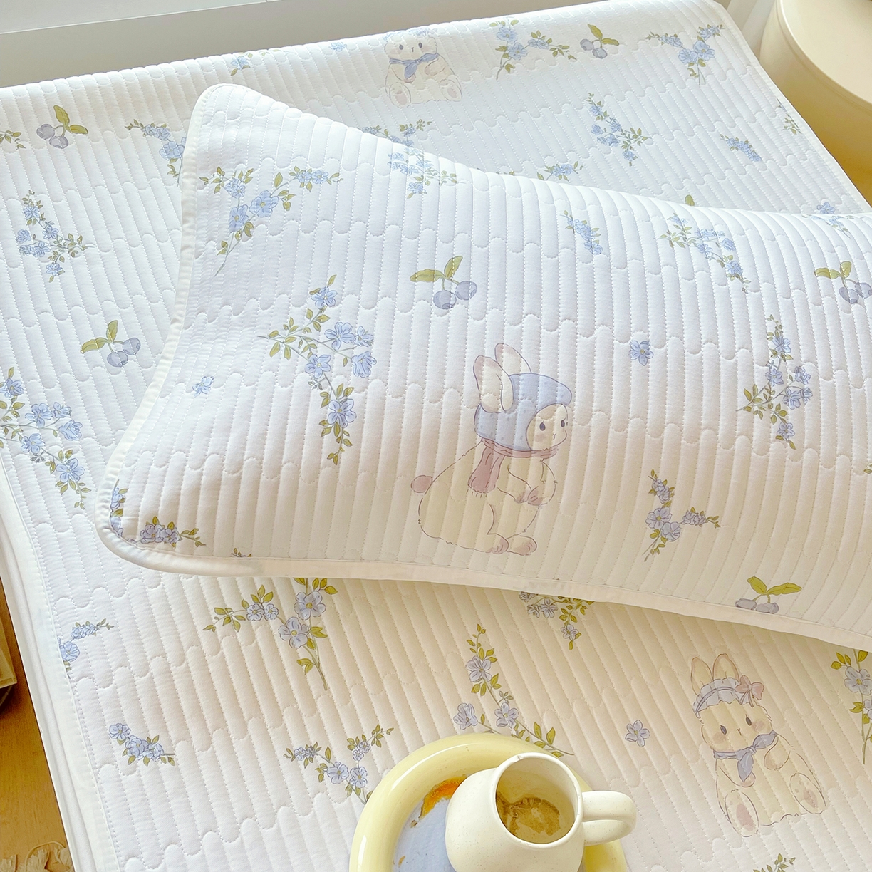 91家纺网 家纺一手货源 找家纺 金鑫汇家纺2025新款A类学生宿舍枕套系列单品 花丛兔