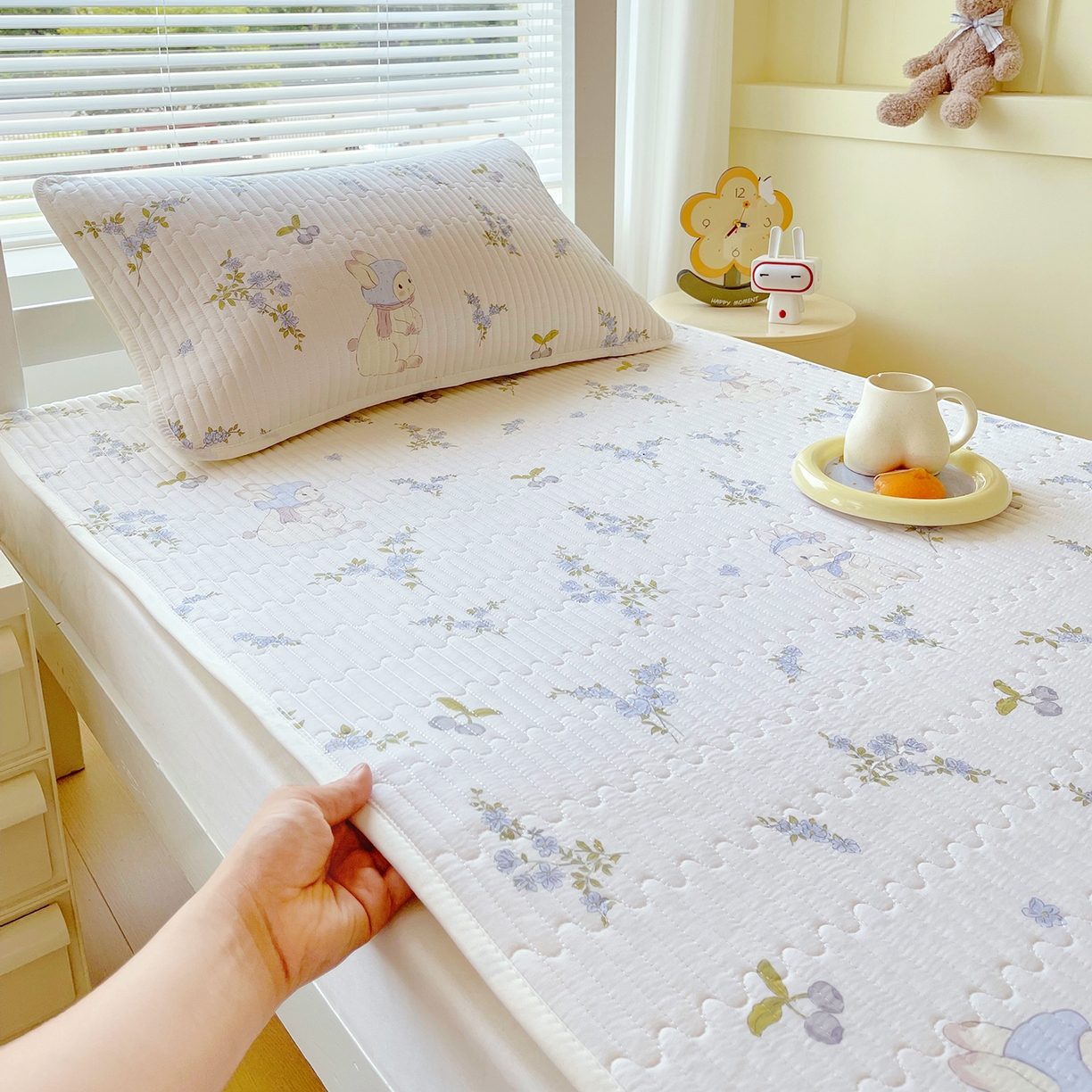 91家纺网 家纺一手货源 找家纺 金鑫汇家纺2025新款A类学生宿舍枕套系列单品 花丛兔