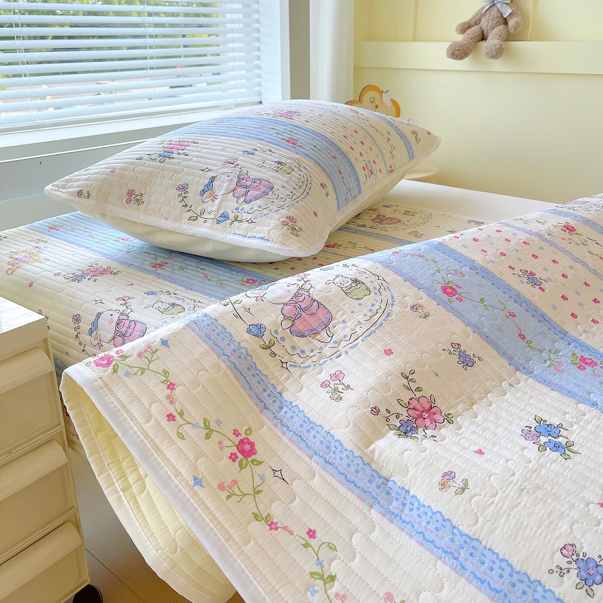 91家纺网 家纺一手货源 找家纺 金鑫汇家纺2025新款A类学生宿舍枕套系列单品 快乐萌兔