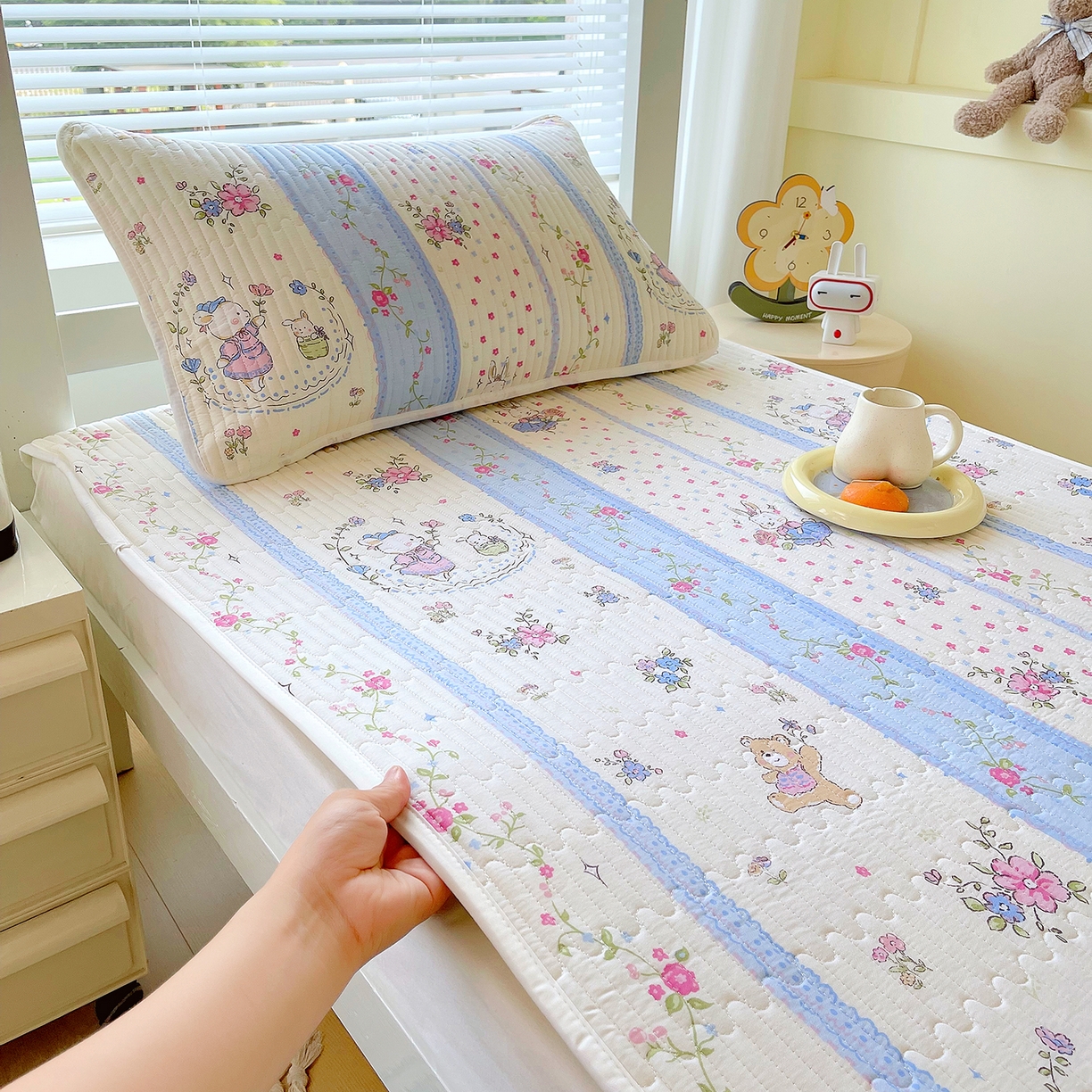 91家纺网 家纺一手货源 找家纺 金鑫汇家纺2025新款A类学生宿舍枕套系列单品 快乐萌兔