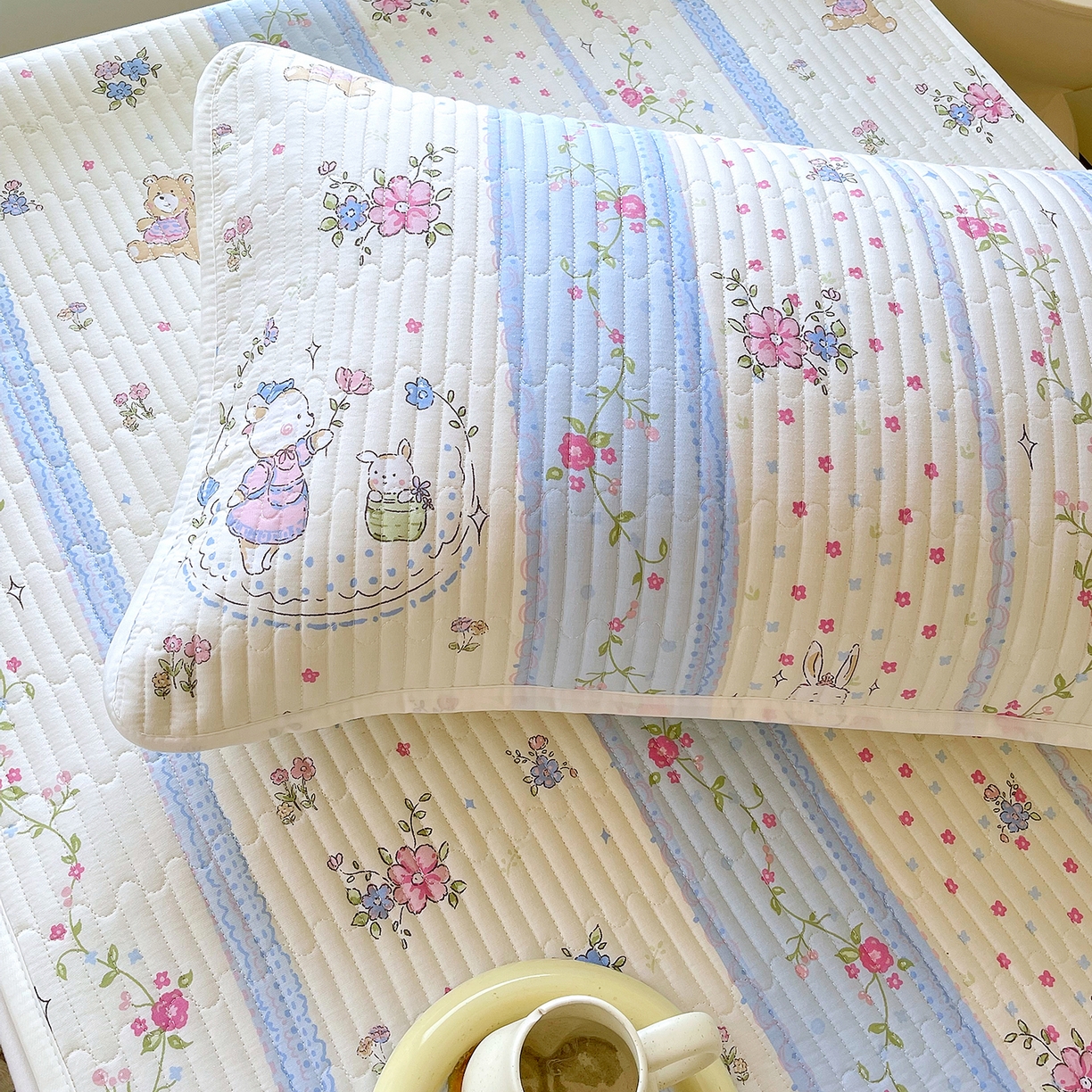 91家纺网 家纺一手货源 找家纺 金鑫汇家纺2025新款A类学生宿舍枕套系列单品 快乐萌兔