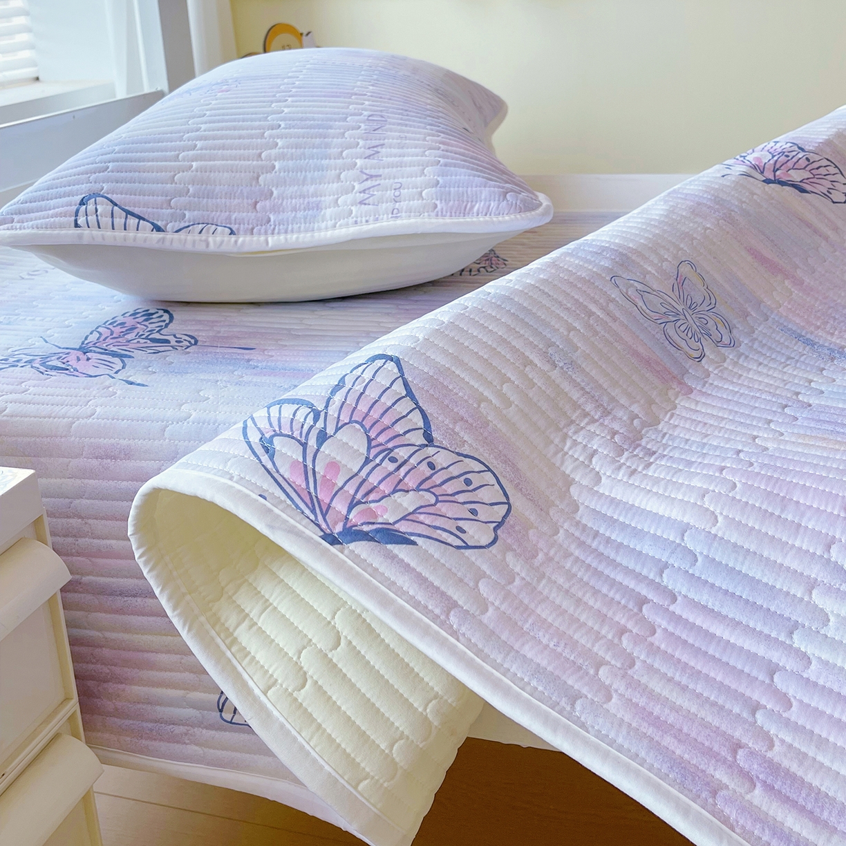 91家纺网 家纺一手货源 找家纺 金鑫汇家纺2025新款A类学生宿舍枕套系列单品 梦蝶