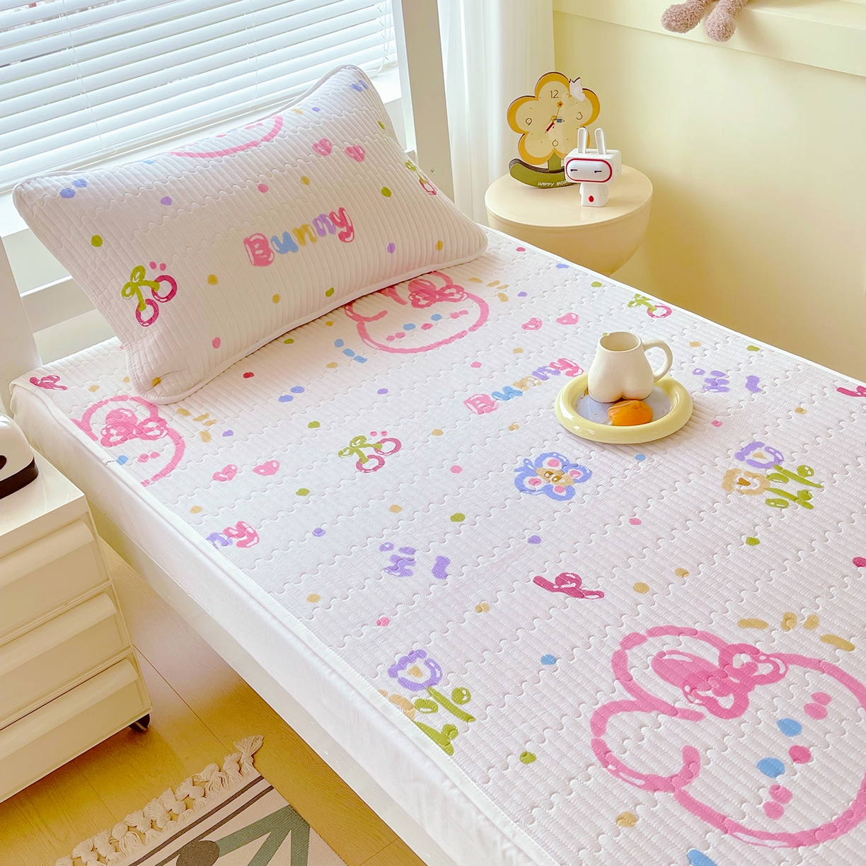 91家纺网 家纺一手货源 找家纺 金鑫汇家纺2025新款A类学生宿舍枕套系列单品 奇趣小兔