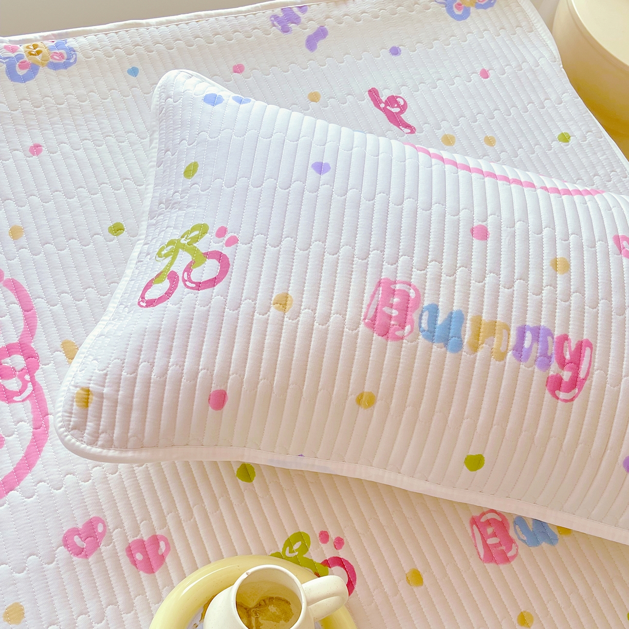 91家纺网 家纺一手货源 找家纺 金鑫汇家纺2025新款A类学生宿舍枕套系列单品 奇趣小兔