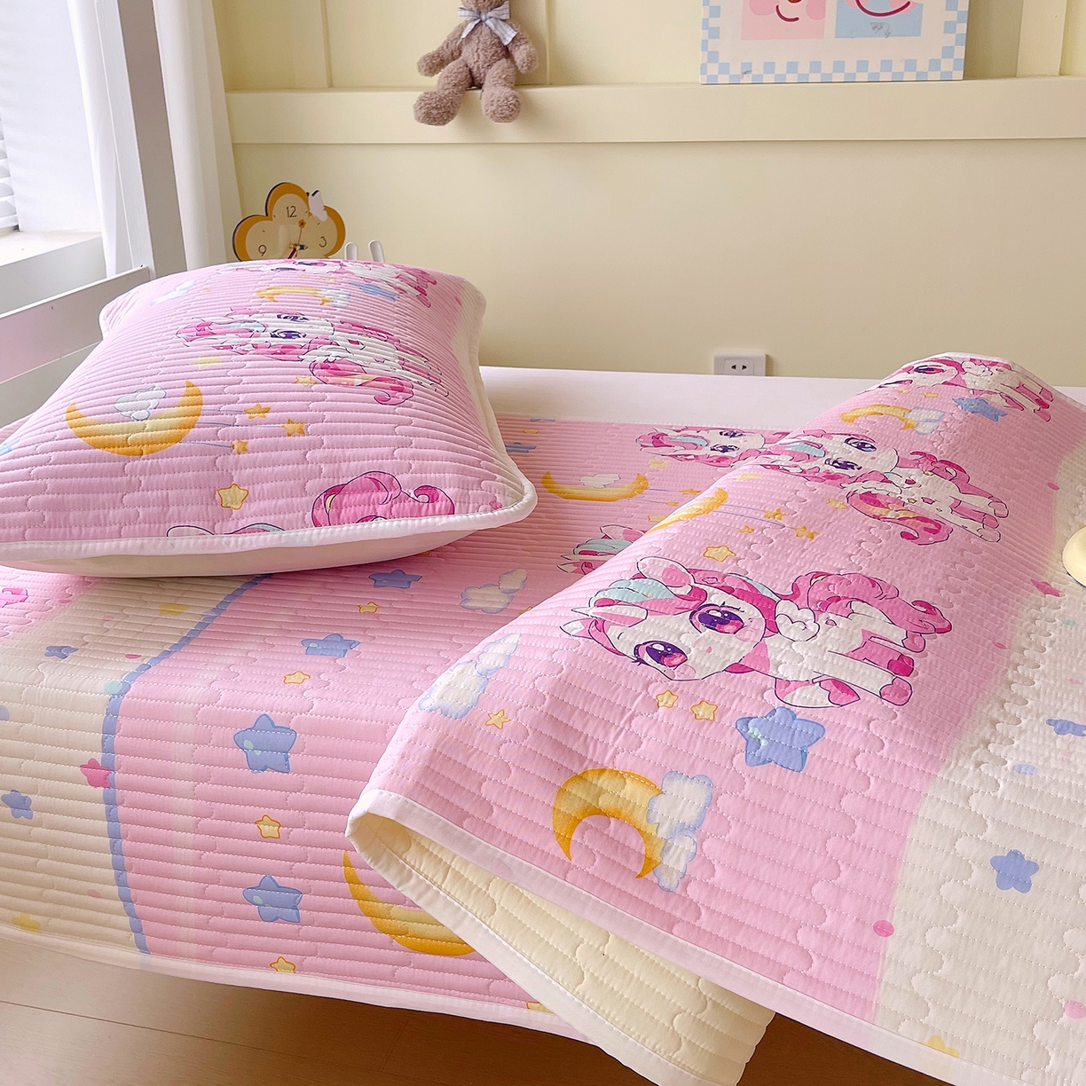 91家纺网 家纺一手货源 找家纺 金鑫汇家纺2025新款A类学生宿舍枕套系列单品 小马莉尔