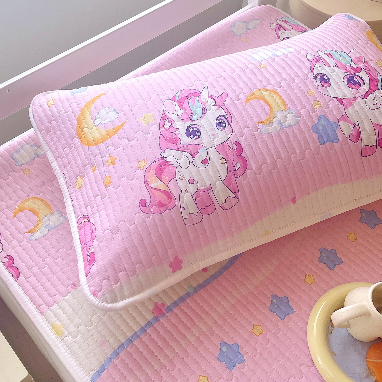 91家纺网 家纺一手货源 找家纺 金鑫汇家纺2025新款A类学生宿舍枕套系列单品 小马莉尔