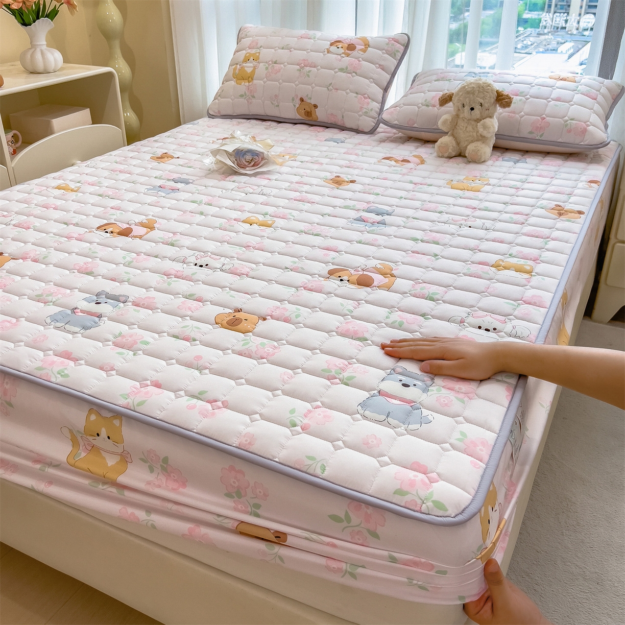 91家纺网 家纺一手货源 找家纺 雯豆家纺 2025四季款新品夹棉床笠三件套水洗棉磨毛小清新印花床垫保护套 动物派对