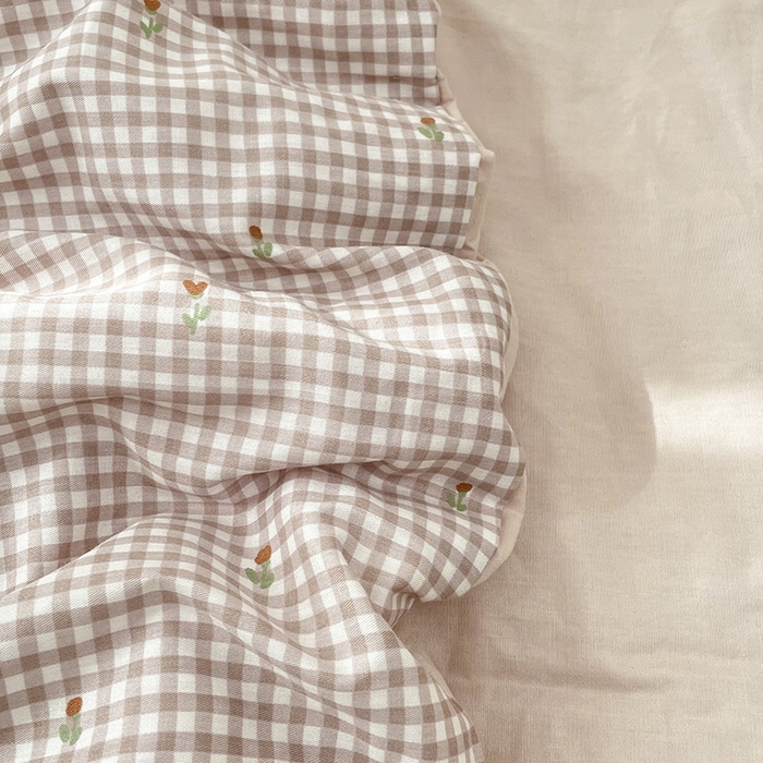 91家纺网 家纺一手货源 找家纺 番茄+ 2025新款13370全棉印花卡通抱枕被 粉格小花咖