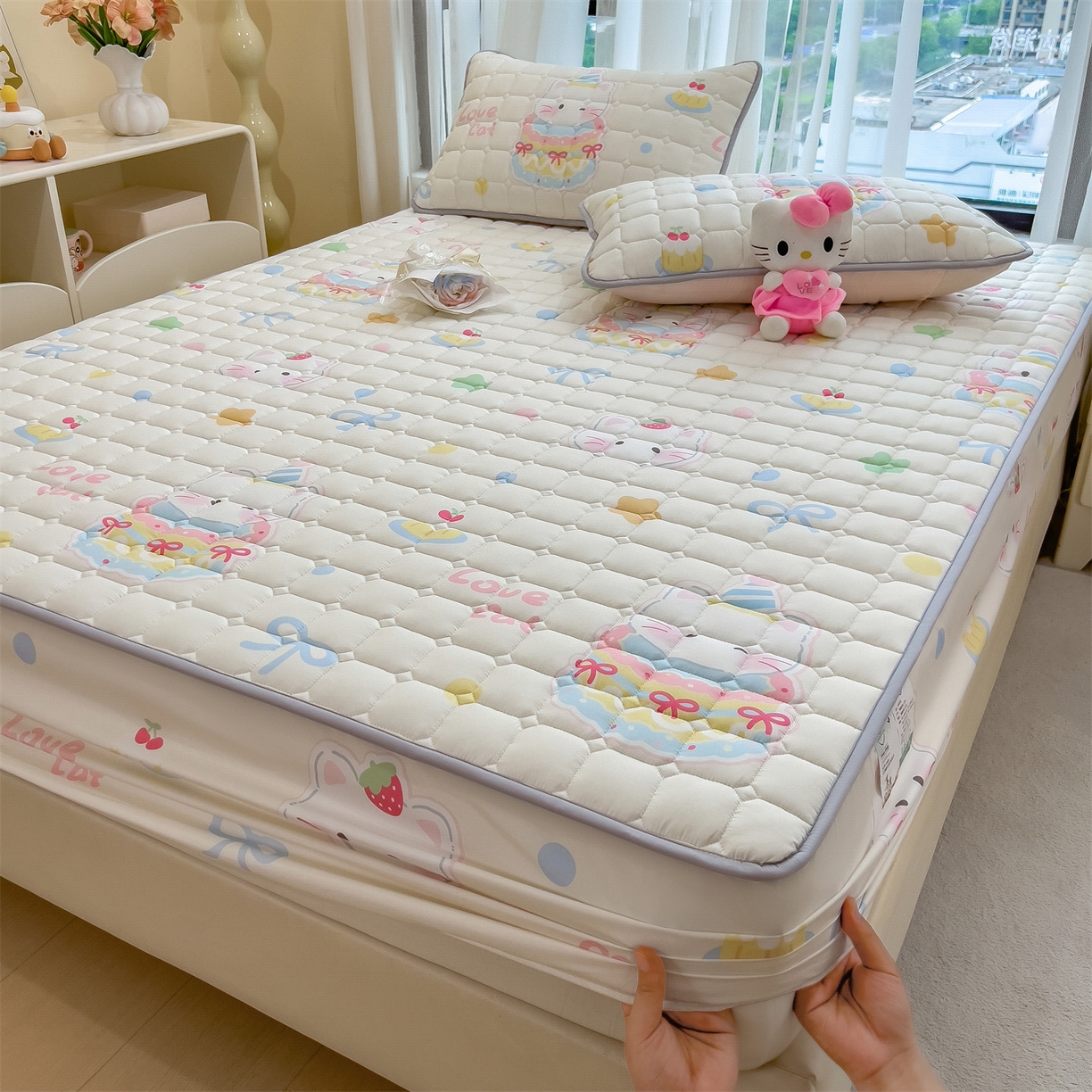 91家纺网 家纺一手货源 找家纺 雯豆家纺 2025四季款新品夹棉床笠三件套水洗棉磨毛小清新印花床垫保护套 嘟嘟猫