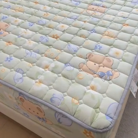 91家纺网 家纺一手货源 找家纺 （总）雯豆家纺 2025四季款新品夹棉床笠三件套水洗棉磨毛小清新印花床垫保护套