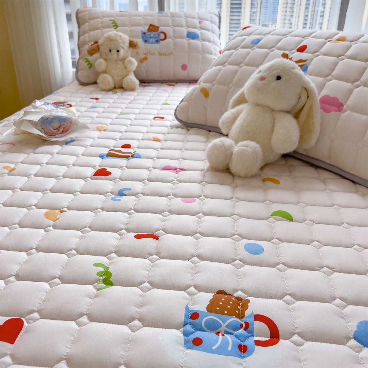 91家纺网 家纺一手货源 找家纺 雯豆家纺 2025四季款新品夹棉床笠三件套水洗棉磨毛小清新印花床垫保护套 甜甜心事