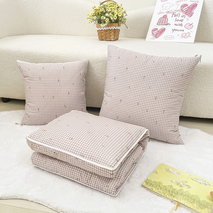 91家纺网 家纺一手货源 找家纺 番茄+ 2025新款13370全棉印花卡通抱枕被 粉格小花咖