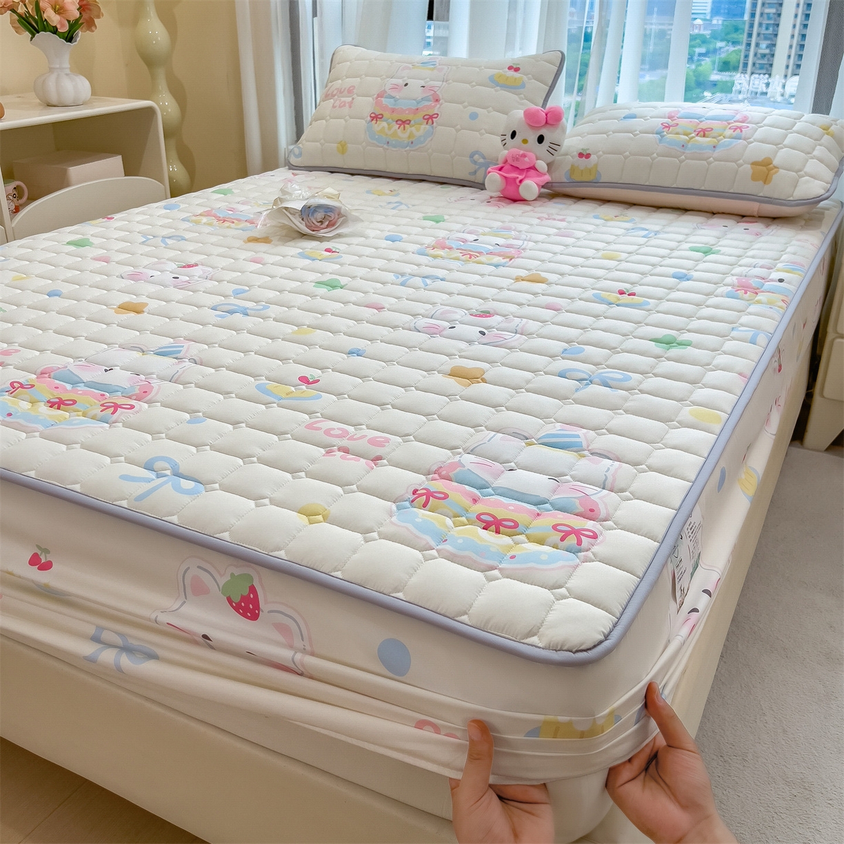 91家纺网 家纺一手货源 找家纺 雯豆家纺 2025四季款新品夹棉床笠三件套水洗棉磨毛小清新印花床垫保护套 嘟嘟猫