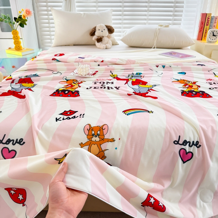 91家纺网 家纺一手货源 找家纺 彩象树家纺 2025新款猫和老鼠系列凉感夏被被子被芯 魔法时刻