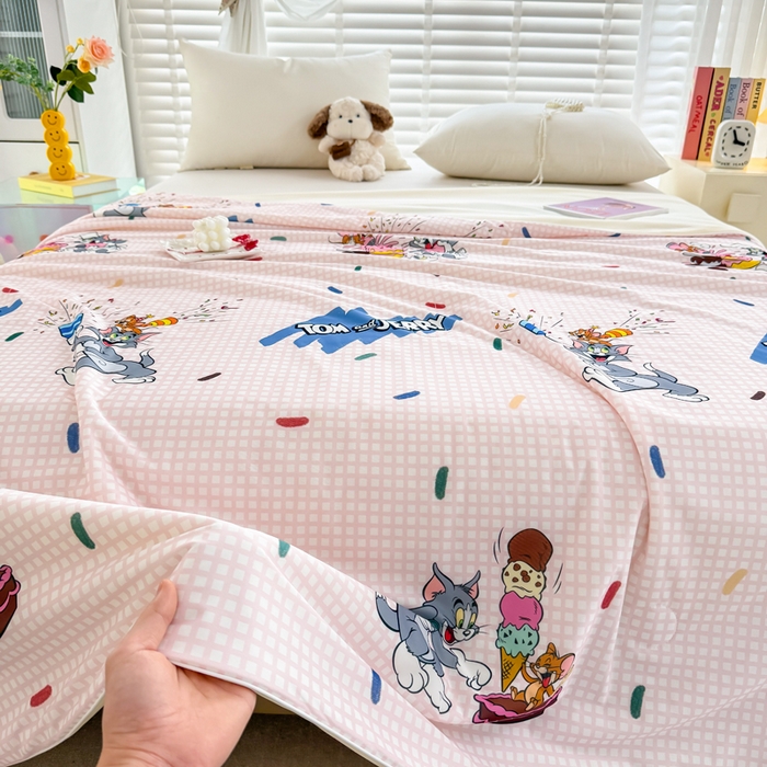 91家纺网 家纺一手货源 找家纺 彩象树家纺 2025新款猫和老鼠系列凉感夏被被子被芯 甜品奇遇记