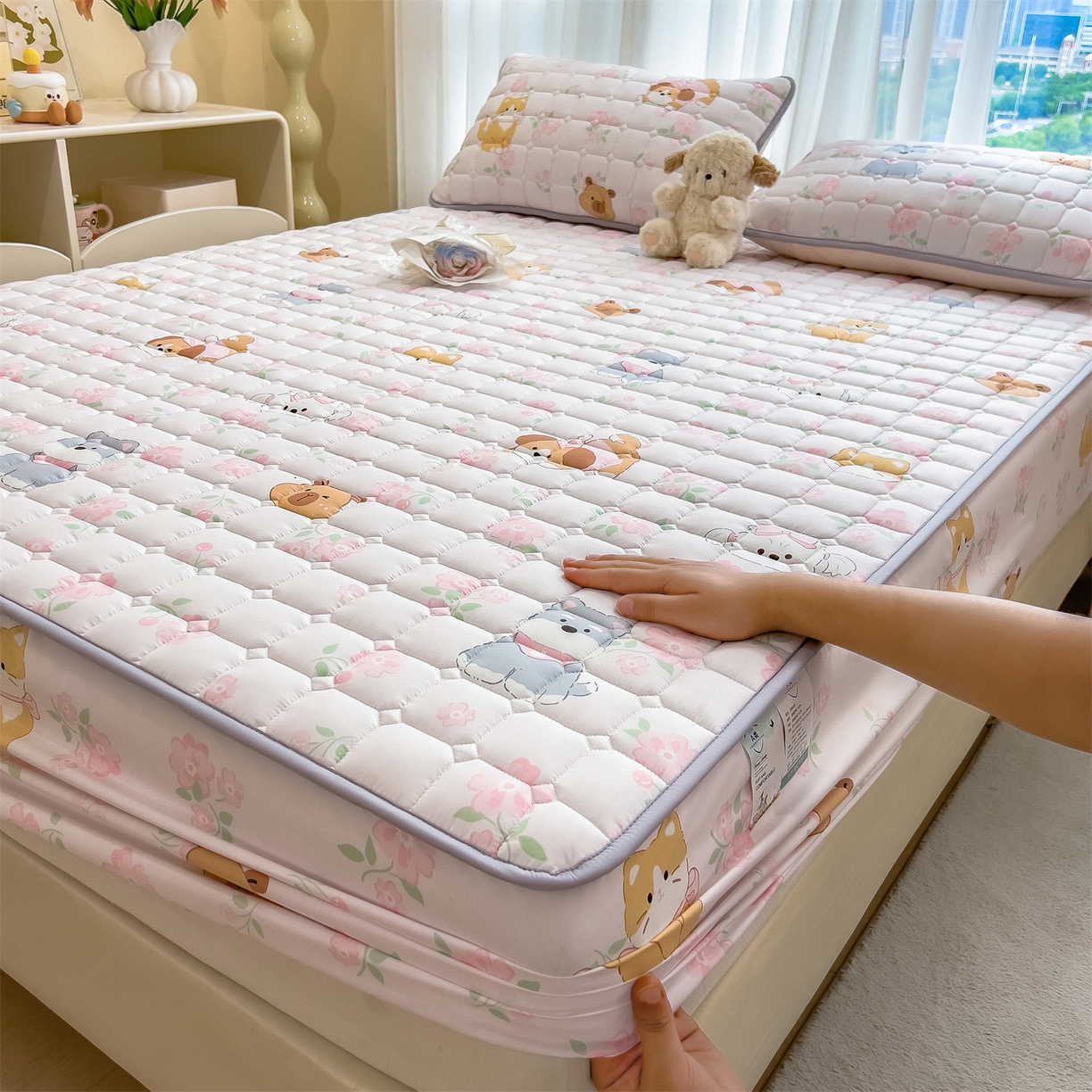 91家纺网 家纺一手货源 找家纺 雯豆家纺 2025四季款新品夹棉床笠三件套水洗棉磨毛小清新印花床垫保护套 动物派对