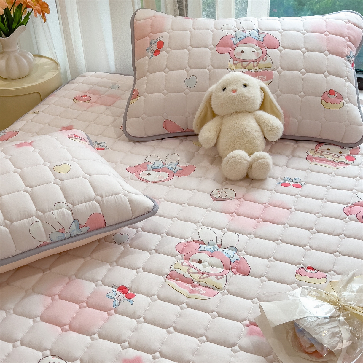 91家纺网 家纺一手货源 找家纺 雯豆家纺 2025四季款新品夹棉床笠三件套水洗棉磨毛小清新印花床垫保护套 可爱兔