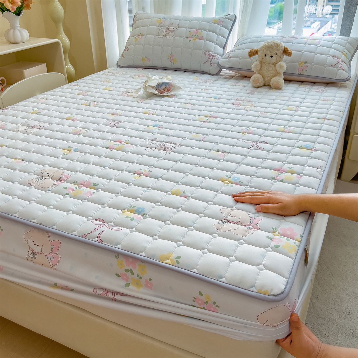 91家纺网 家纺一手货源 找家纺 雯豆家纺 2025四季款新品夹棉床笠三件套水洗棉磨毛小清新印花床垫保护套 布丁狗