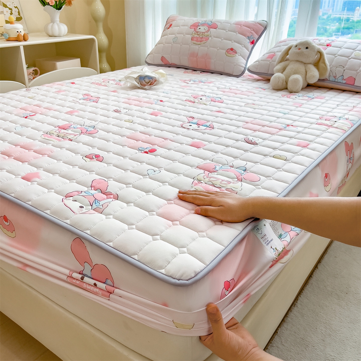 91家纺网 家纺一手货源 找家纺 雯豆家纺 2025四季款新品夹棉床笠三件套水洗棉磨毛小清新印花床垫保护套 可爱兔