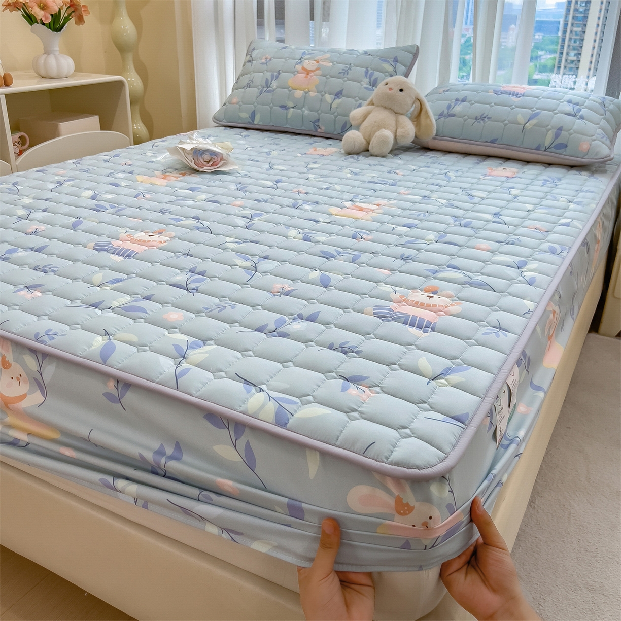 91家纺网 家纺一手货源 找家纺 雯豆家纺 2025四季款新品夹棉床笠三件套水洗棉磨毛小清新印花床垫保护套 半夏花语