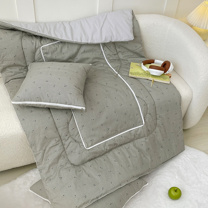 91家纺网 家纺一手货源 找家纺 番茄+ 2025新款13370全棉印花卡通抱枕被 樱桃格蓝