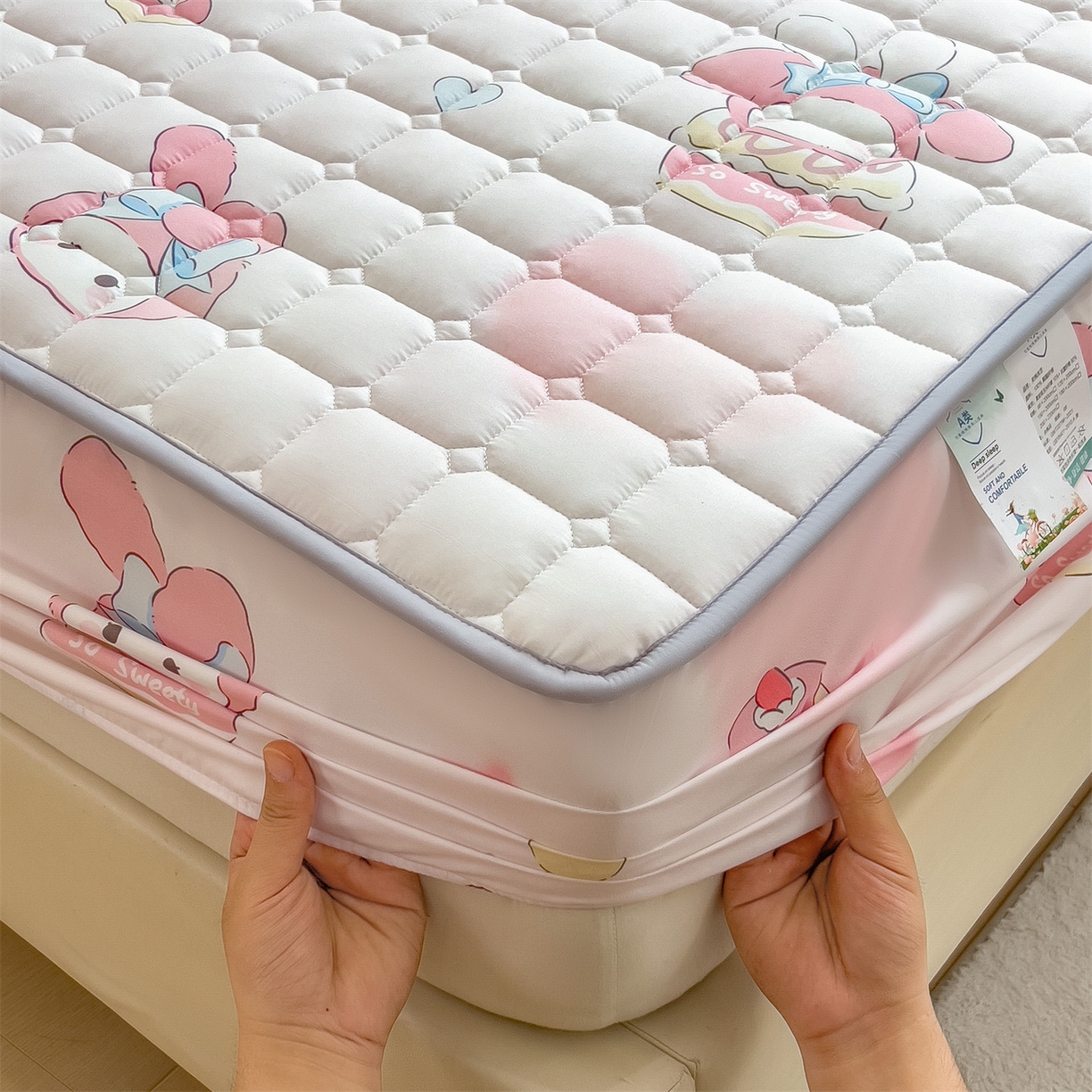 91家纺网 家纺一手货源 找家纺 雯豆家纺 2025四季款新品夹棉床笠三件套水洗棉磨毛小清新印花床垫保护套 可爱兔