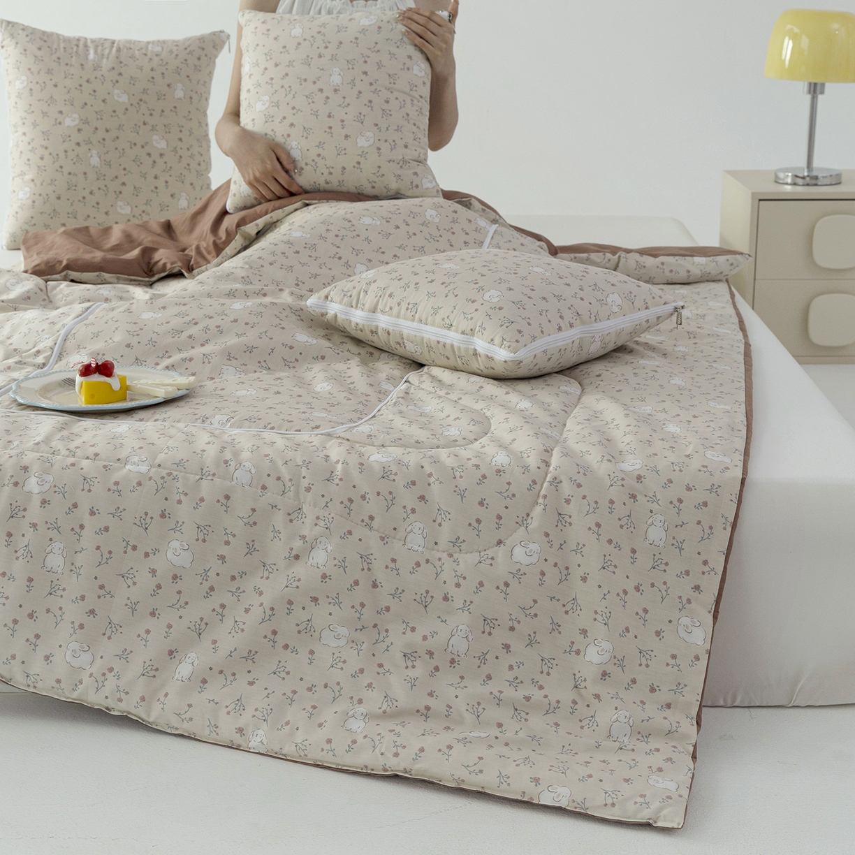 91家纺网 家纺一手货源 找家纺 番茄+ 2025新款13370全棉印花卡通抱枕被 咖啡兔