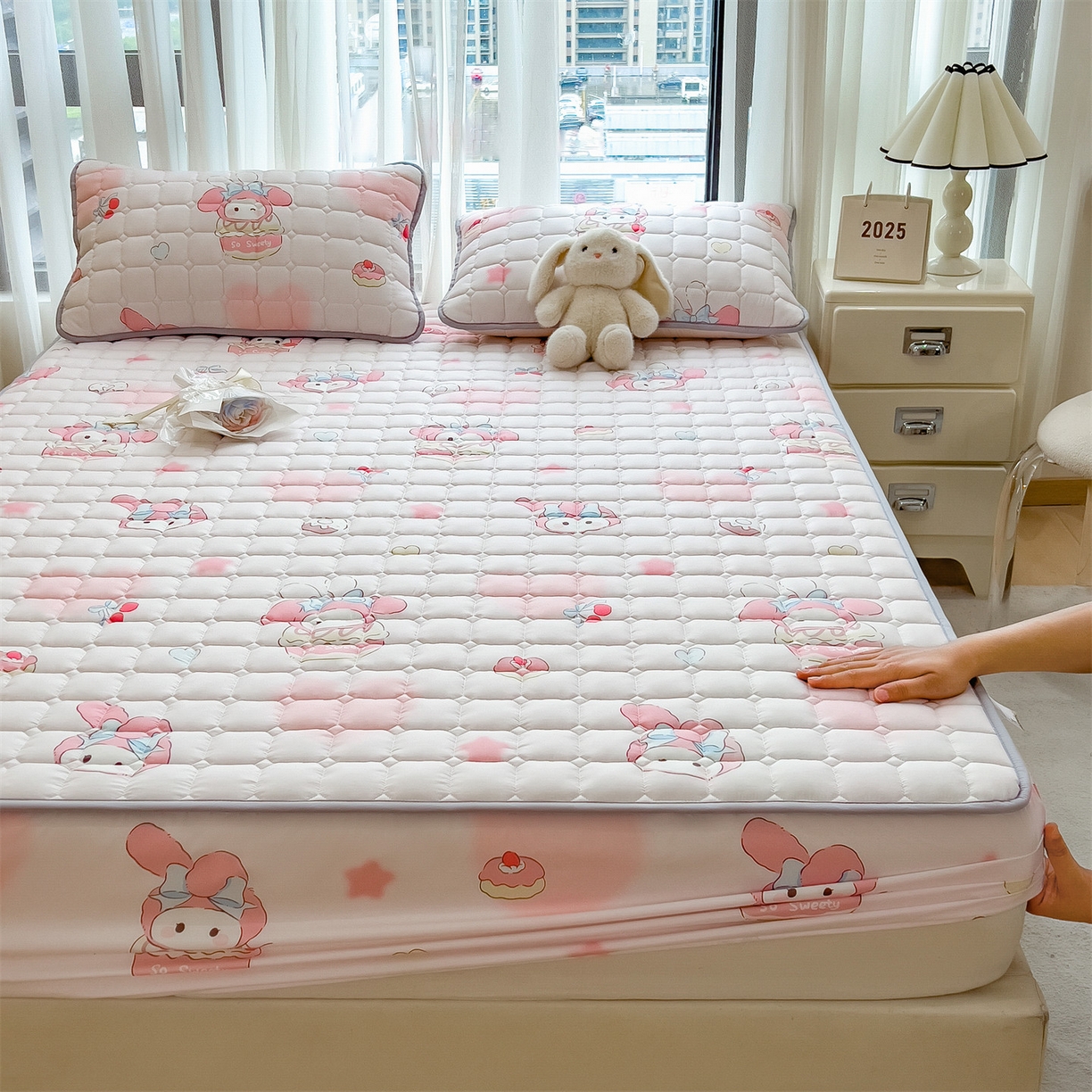 91家纺网 家纺一手货源 找家纺 雯豆家纺 2025四季款新品夹棉床笠三件套水洗棉磨毛小清新印花床垫保护套 可爱兔