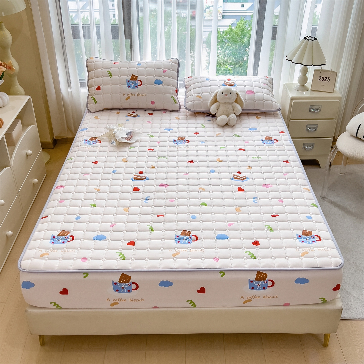 91家纺网 家纺一手货源 找家纺 雯豆家纺 2025四季款新品夹棉床笠三件套水洗棉磨毛小清新印花床垫保护套 甜甜心事