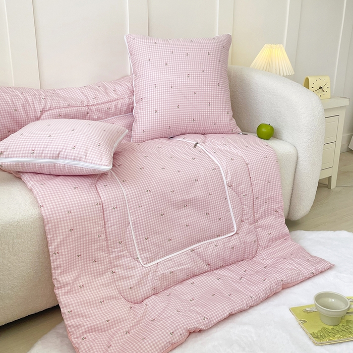 91家纺网 家纺一手货源 找家纺 番茄+ 2025新款13370全棉印花卡通抱枕被 粉格小花粉