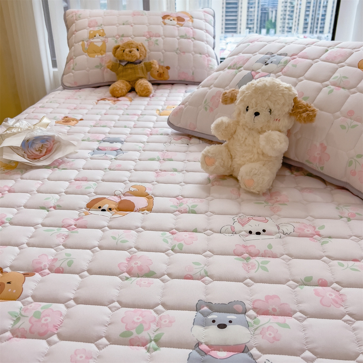 91家纺网 家纺一手货源 找家纺 雯豆家纺 2025四季款新品夹棉床笠三件套水洗棉磨毛小清新印花床垫保护套 动物派对