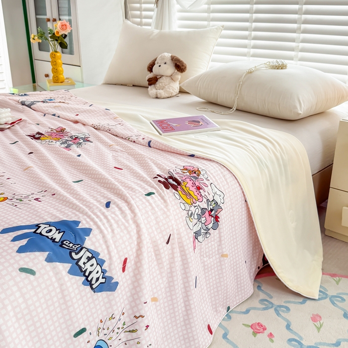 91家纺网 家纺一手货源 找家纺 彩象树家纺 2025新款猫和老鼠系列凉感夏被被子被芯 甜品奇遇记