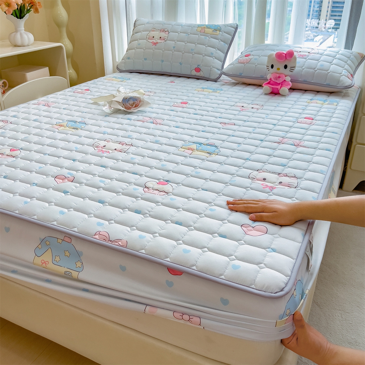 91家纺网 家纺一手货源 找家纺 雯豆家纺 2025四季款新品夹棉床笠三件套水洗棉磨毛小清新印花床垫保护套 假日猫咪