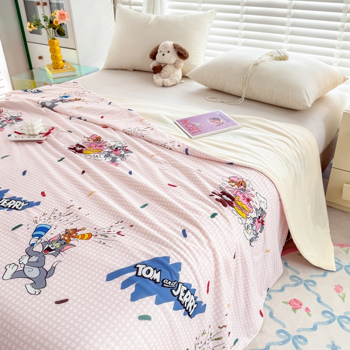 91家纺网 家纺一手货源 找家纺 彩象树家纺 2025新款猫和老鼠系列凉感夏被被子被芯 甜品奇遇记