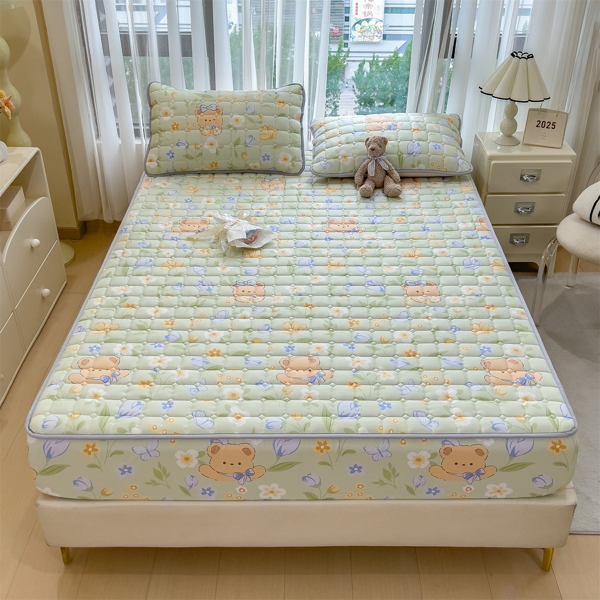 91家纺网 家纺一手货源 找家纺 雯豆家纺 2025四季款新品夹棉床笠三件套水洗棉磨毛小清新印花床垫保护套 宠爱