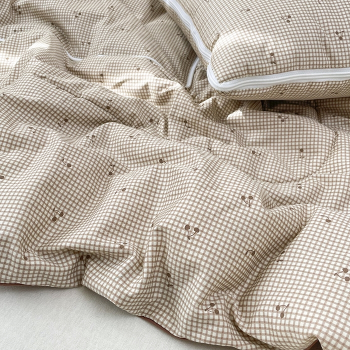 91家纺网 家纺一手货源 找家纺 番茄+ 2025新款13370全棉印花卡通抱枕被 樱桃格可可